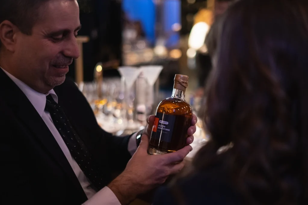 Radost z vlastní lahve na degustaci pro na eventu CTP - otevírání baru Jazzmin v Courtyard by Marriott Brno